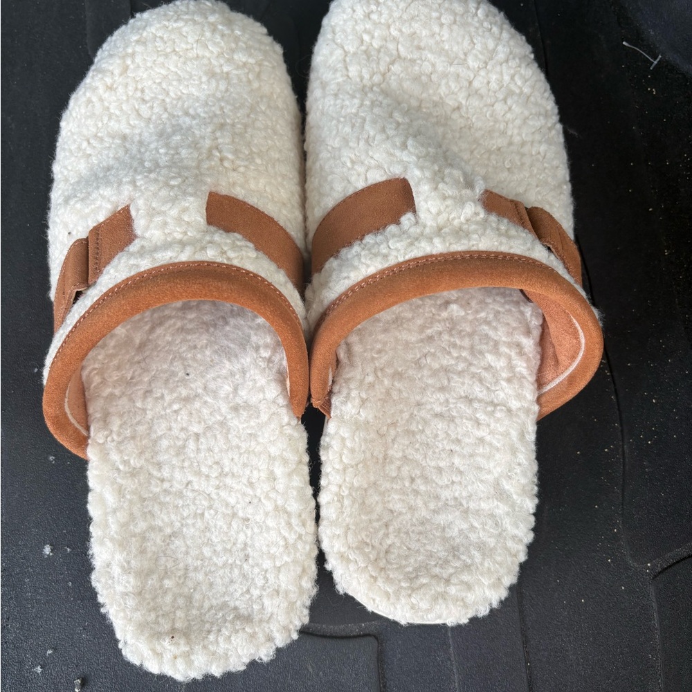 Vionic Cozy Sherpa Slippers with Brown Straps size 12